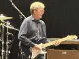 Gli lanciano un vinile addosso: Eric Clapton abbandona il palco