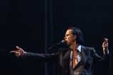 Nick Cave si sveglia, indossa un completo e lavora al nuovo album