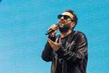 Cesare Cremonini canta in concerto "Vita spericolata" di Vasco