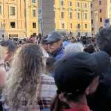 Harry Styles a San Pietro (mascherato) per l'elezione del Papa