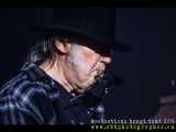 Il classico di Neil Young scritto su un pezzo di giornale